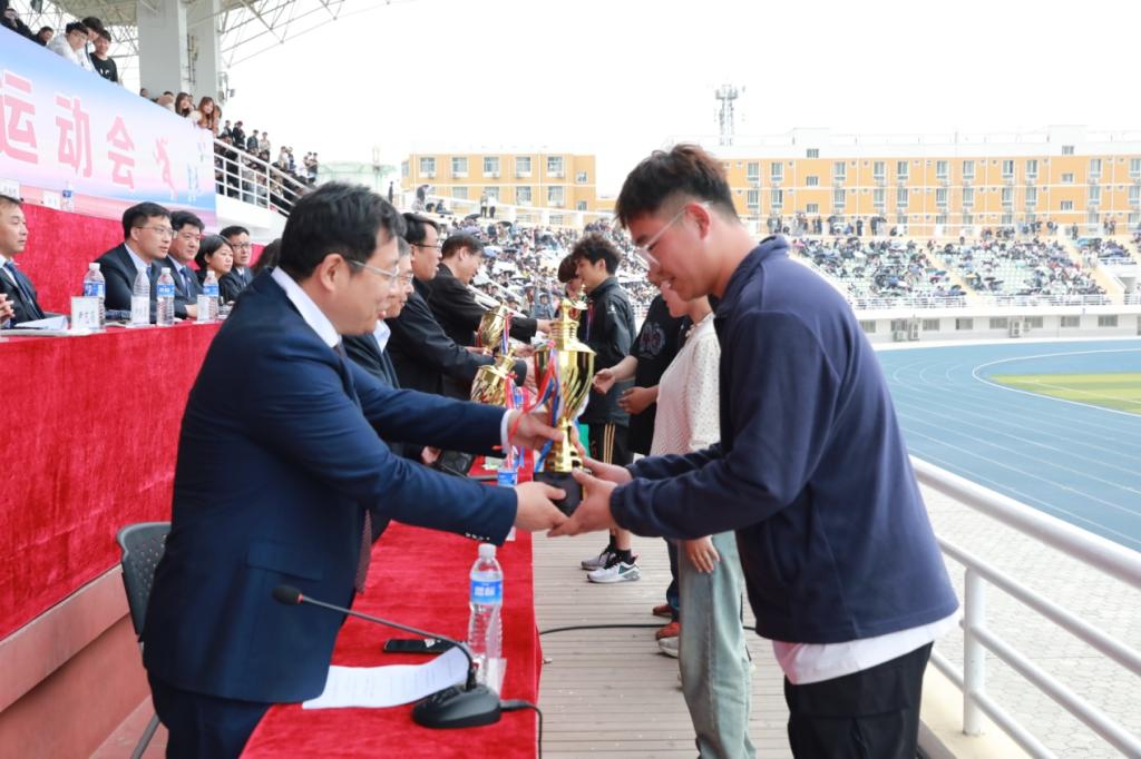 说明: https://www.ayit.edu.cn/__local/5/4F/6E/A4B576093E7D7E0842EE1A1DE9F_30F31102_1733E.png