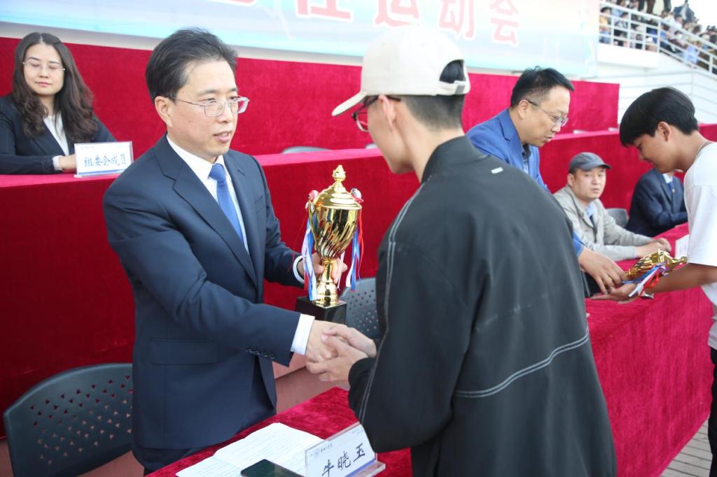 说明: https://www.ayit.edu.cn/__local/8/E6/46/D8CFC3A1840F8FA0061B0E44283_62DEF712_1330A.png